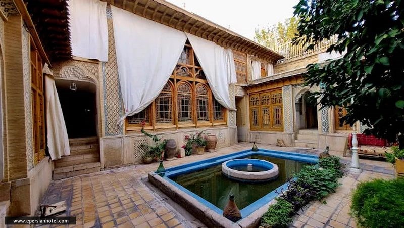 محوطه مرکزی خانه فروغ الملک